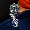 Broche de Ramo de Moda Europea y Americana, Pin de Diseño de Nicho de Alta Gama para Mujer, Broche de Cristal Elegante y con Estilo, Accesorio para Traje