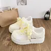 Zapatos blancos lindos y adelgazantes de suela gruesa para mujer, nuevo modelo de otoño 2026, mocasines estudiantiles resistentes al desgaste estilo campus para mujer