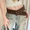 Cinturón ancho de gamuza estilo punk con remaches desgastados, perfecto para combinar con jeans en una estética Melard, diseño sin agujeros
