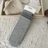 Meias de outono e inverno para mulheres, comprimento até a panturrilha, versáteis, com detalhes de botão, design franzido, algodão, estilo coreano, visual preppy, meias longas, listras cinzas, meias sem costura
