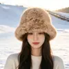 Chapéu de Proteção Frio Nordeste Chapéu de Pelúcia Feminino Chapéu Bucket de Pelo Sintético de Coelho Inverno 2026 Novo Quente Circunferência da Cabeça Grande Fofo