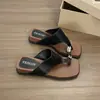 Chinelos da Moda para Mulheres 2026 Verão Pessoa Preguiçosa Sandálias com Cobertura para os Dedos Chinelos de Praia Versáteis Sola Grossa Novos Chinelos para Combinar com Saias
