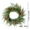 Elegante guirlanda de decoração de Natal estilo europeu e americano com agulhas de pinheiro, bagas vermelhas e pinhas para decoração de janela, shopping center e hotel