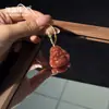 Jinshiyu Flor de Durazno Relleno Cerradura Ruyi Accesorios Popular en Xiaohongshu Flor de Durazno Relleno Hebilla de Seguridad Colgante Colgante de Jade Venta al por Mayor