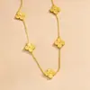 Bestseller transfronterizo collar y pendientes de trébol de cuatro hojas grabados de acero de titanio 18K que no se decoloran, joyería de moda de lujo ligero, venta directa de fábrica