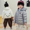 Comercio Exterior Ropa Infantil 2026 Otoño e Invierno Nueva Chaqueta Ligera de Algodón Estilo Dibujos Animados Abrigo de Algodón Relleno para Niños y Niñas, Niños Pequeños y Niños Pequeños