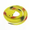 Venta al por mayor de fábrica 75 cm serpiente de goma ecológica de juguete serpiente falsa de goma blanda serpiente de juguete de burla de Halloween