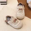 Sapatinhos de bebê estilo coreano com acabamento em renda para meninas, nova coleção outono/inverno 2026, com fofos designs de gatos de desenho animado e solas macias, adequados para bebês