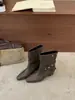 Botas elegantes de bico quadrado na altura da panturrilha para mulheres, coleção outono/inverno 2026, com design interno que aumenta a altura, detalhes estilosos de rebites e fivelas, disponíveis nas cores preto e café