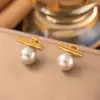 Aretes de acero de titanio aretes de alta gama nicho temperamento Perla aretes de borla de flor encantadores joyería versátil para mujer venta al por mayor