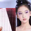 Maquillaje de mujer con diamantes de imitación brillantes, diamantes de imitación de cristal, maquillaje facial con diamantes de imitación, maquillaje de ojos con diamantes para conciertos y disfraces.