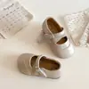 Novos Sapatos Mary Jane Pequenos de Couro para Meninas Primavera e Outono Sola Macia Sapatos de Princesa Sapatos Rasos Infantis Sapatos de Performance Modernos Versáteis