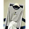 Camiseta de Algodão Puro com Listras Ombro Regular Gola Redonda Manga Longa Feminina Moda INS Chique Redutora de Idade Camada Interna Top Estilo Tendência Outono 2026