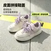 Estilo novo de 2026, tamanhos 27-37, sapatos casuais de couro populares e tênis para meninos, com solas macias de borracha EVA