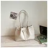 Bolsa de mano para el trabajo, bolsa de gran capacidad para mujer, nuevo modelo de primavera 2026, bolso de hombro de nicho súper popular, bolso de mano moderno para salir