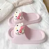 Pantuflas de gato KT lindas y de dibujos animados, a la moda y versátiles para mujer, adecuadas para usar al aire libre en verano, sandalias de suela suave EVA para dormitorio de estudiante