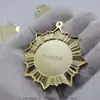 Medalla Conmemorativa Tema Armonía Estelar Textura de Metal Dorado Ceremonia de Celebración de Aniversario Insignia de Honor y Reconocimiento