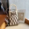 Novo design de nicho bonito dos desenhos animados Mini malha saco do telefone móvel All-match pequeno portátil Commuter Crossbody pequeno saco quadrado