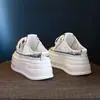 Sapatos femininos de meia brancos com cadarço, aumentam a altura, respiráveis, novo estilo verão 2026, com sola grossa, aumentam a altura, bico fechado, para uso externo, tipo mule