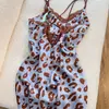 Bata de tirantes con estampado de leopardo French Fashion Pure Lust para mujer 2025 Verano Amigable con la piel Seda de hielo Talla grande Falda para el hogar Se puede usar en el exterior