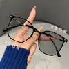 Gafas para Miopía que Cambian de Color, Montura Cuadrada Polygonal Ultraligera Gris Té Mate, Gafas de Alto Rendimiento que Cambian de Color con Filtro Azul para Mujeres con Rostros Redondos