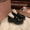 Couro de vaca macio moeda de ouro bico redondo sapatos pequenos de couro plataforma feminina sola grossa sapatos de salto único slip-on sapatos preguiçosos estilo britânico mocassins