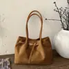Bolsa de mão transfronteiriça nova minimalista de grande capacidade, bolsa de ombro versátil para mulheres, bolsa tote de camurça de nicho pequeno de grande capacidade