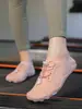 Zapatos de fitness para interior, zapatos de yoga, zapatillas deportivas para mujer, especializados para entrenamiento aeróbico, cuerda para saltar, baile, silenciosos, antideslizantes, amortiguadores para uso en casa