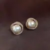 Brincos Elegantes Estilo Francês com Zircônia e Pérola Redonda, Luxo Leve, Brincos de Alta Qualidade, Estilo Retro de Nicho, Brincos Versáteis para Mulheres