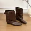 Botas de couro sintético, salto grosso, bico fino estilo francês, de cano médio para mulheres, nova coleção outono 2026, botins da moda com fivela de cinto