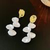 Aretes de Perlas de Amor con Hojas de Zirconia con Aguja de Plata Electrochapada en Oro Real Aretes de Tuerca Avanzados de Nicho Antiguo Medio Venta al por Mayor para Mujeres