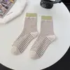 Meias Femininas Mekki Estilo Primavera Meia-Perna de Algodão com Listras Color-Blocking e Decoração de Pingente, Meias Femininas Sem Costura Estilo Coreano