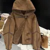 Casaco de pele sintética tipo shearling novo estilo 2026 para mulheres, curto, solto, com capuz, casaco de pele de lã de cordeiro ecológico