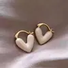 Versão coreana estilo TikTok de brincos de pérola populares para mulheres, luxo leve com sensação de alta qualidade, brincos versáteis de nicho, acessórios de orelha elegantes e modernos