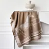 Bufanda de Nuevo Estilo para Mujer en Otoño e Invierno, Cálida Imitación Cachemir Estilo Coreano Versátil Lujo Accesible Marca de Moda Chal y Bufanda para Cuello de Mujer Doble Uso