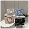 Bolso de mano informal de gran capacidad, a rayas, de moda, estilo nuevo de invierno 2025, elegante y fresco, para llevar al hombro o debajo del brazo, para mujer.