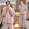 Pijama de Coral Fleece para Pareja Estilo Nuevo de Invierno para Mujer con Terciopelo Grueso Ropa de Casa Cálida Se Puede Usar Afuera Conjunto Cálido Simple