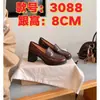 Mocassins de couro de salto alto estilo britânico vintage para mulheres, com salto grosso, design de calçar, sola grossa e bico quadrado, perfeitos para um look preppy e colegial