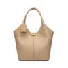 Bolso de hombro para viajes transfronterizos de gran capacidad, bolso tipo cubo con patrón de lichi, bolso para madre e hijo, bolso cruzado moderno y versátil, bolso de mujer hecho a medida
