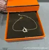 Colar Nariz de Porco V Dourado em Formato de Q, Corrente de Clavícula Totalmente Cravejada, Luxo Leve da Moda, Acabamento CNC, Edição Requintada