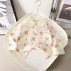 Camisa POLO de Manga Longa para Meninas Primavera e Outono Lazer Infantil Gola Lótus Algodão Puro Roupa Externa Base Decorativa Estéreo Bordada Atacado