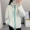 Jaqueta Feminina Outono/Inverno 2025 Corta-vento Impermeável Fashion Versátil Jaqueta Corta-vento para Casal Jaqueta para Caminhada ao Ar Livre Viagem