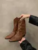 Primeiro Encontro Ji Chun Gen Jian Tou Botas de Cowboy Ocidentais Botas Femininas 2026 Novo Estilo Botas Curtas Slim Botas de Meia-Estação Outono/Primavera Marrom
