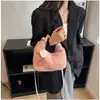 Bolsa de Pelúcia Feltro Feminina 2026 Novo Estilo Moda Outono Inverno Bolsa de Pelo Versátil Nicho Listrada Bolsa Transversal