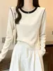 Estilo nuevo 2026, algodón puro, cuello redondo, camiseta de manga larga color block para mujer, moderna y juvenil, perfecta como capa base para otoño
