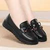 Mocassins confortáveis, de sola grossa e fundo macio para mulheres de meia-idade e idosas, com design de laço, adequados para primavera e outono, sapatos casuais de couro, vendidos como um único par