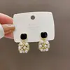 Pendientes de Lujo Ligero de Gama Alta Cuadrados de Perla Estilo Retro de Hong Kong Huecos Calidad del Aire Diseño de Gama Alta Pendientes para Mujer Venta al por Mayor de Fábrica