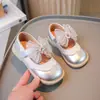 Zapatos pequeños de piel para niña, nueva colección primavera/otoño 2025, elegante diseño de lazo, versátiles zapatos de princesa, zapatos de piel con suela suave para niños de talla mediana y grande