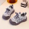 Zapatillas clásicas versátiles de retazos estilo retro casual para niños, nuevas zapatillas de correr primavera/verano 2026 para niños y niñas