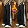 Pantalones Deportivos Americanos de Tres Rayas para Hombre Otoño/Invierno 2026 Nuevos Pantalones Largos de Pierna Ancha Rectos Holgados Casuales con Forro de Felpa